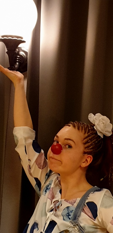de clown in het decor